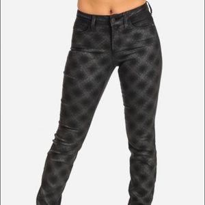 (10) NYDJ Diamond Slimming Skinny Jeans